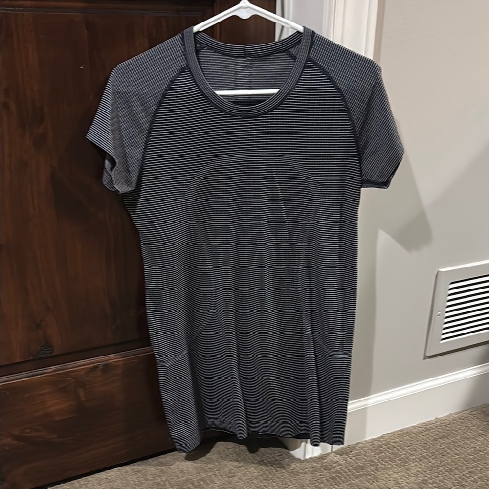 Lululemon Swiftly Tech Navy/white stripe short sleeve size 10